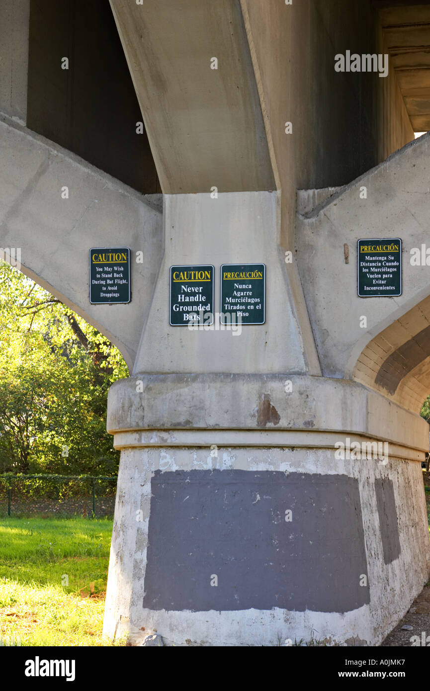 TEXAS Austin Warnzeichen gepostet in Englisch und Spanisch unter Congress Street Bridge home der großen städtischen Fledermauskolonie Stockfoto