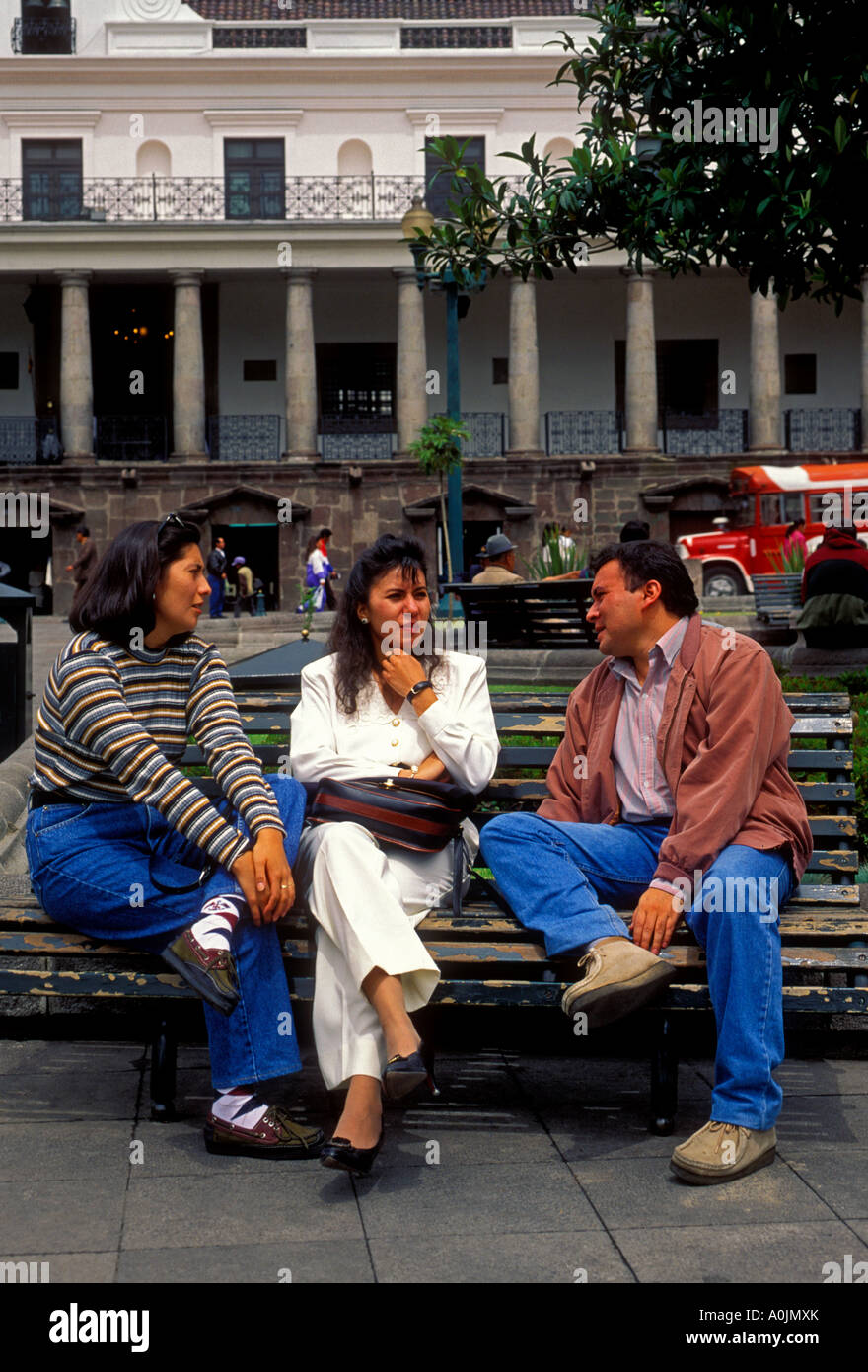 Ecuadorianischen Volk, Männer und Frauen reden, Platz der Unabhängigkeit, der Plaza de la Independencia, Quito, Provinz Pichincha, Ecuador, Südamerika Stockfoto