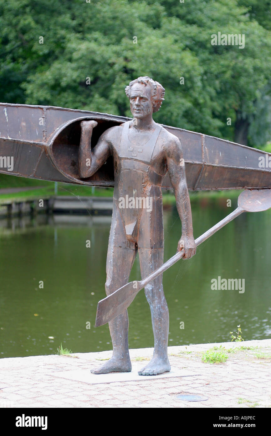 Statue von Gert Fredriksson Stadt Nyköping Schweden. Gert gewann sechs olympische Goldmedaillen im Kanu von 1948 bis 1960 Stockfoto