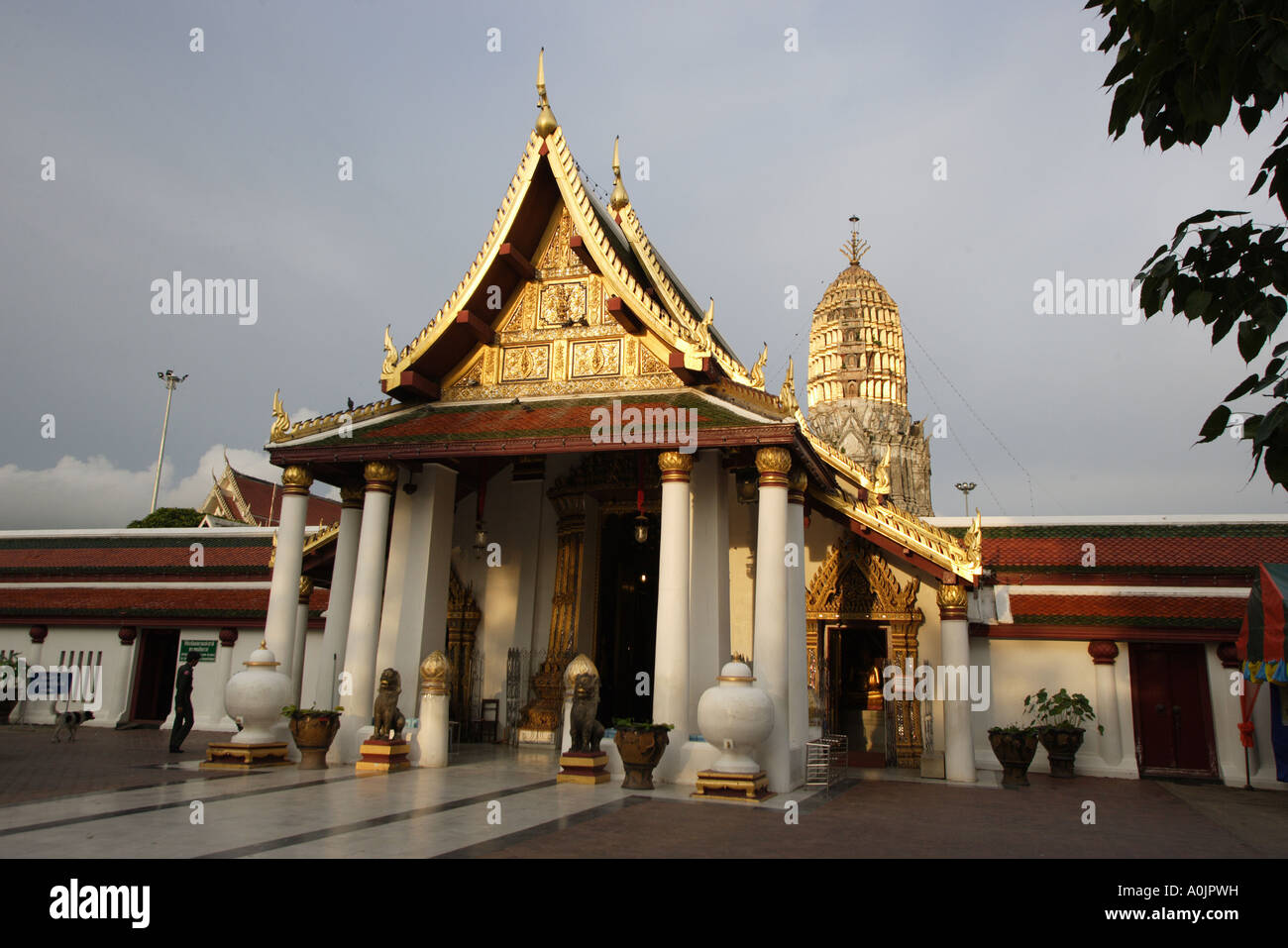 Außeneingang, das von sechs weißen Säulen getragen und von chinesischen Löwen zwei große weiße Urnen, die beiden Seiten des Weges am Wat Phra Si Ratana Mahathat in Phitsanoluk It Häusern den Phra Buddha Chinnarat am Giebel des Daches mit komplizierten Szenen mit Buddha in der Mitte eines jeden hinter geschmückt ist bewacht ist ein goldenen Kuppeldach Stockfoto