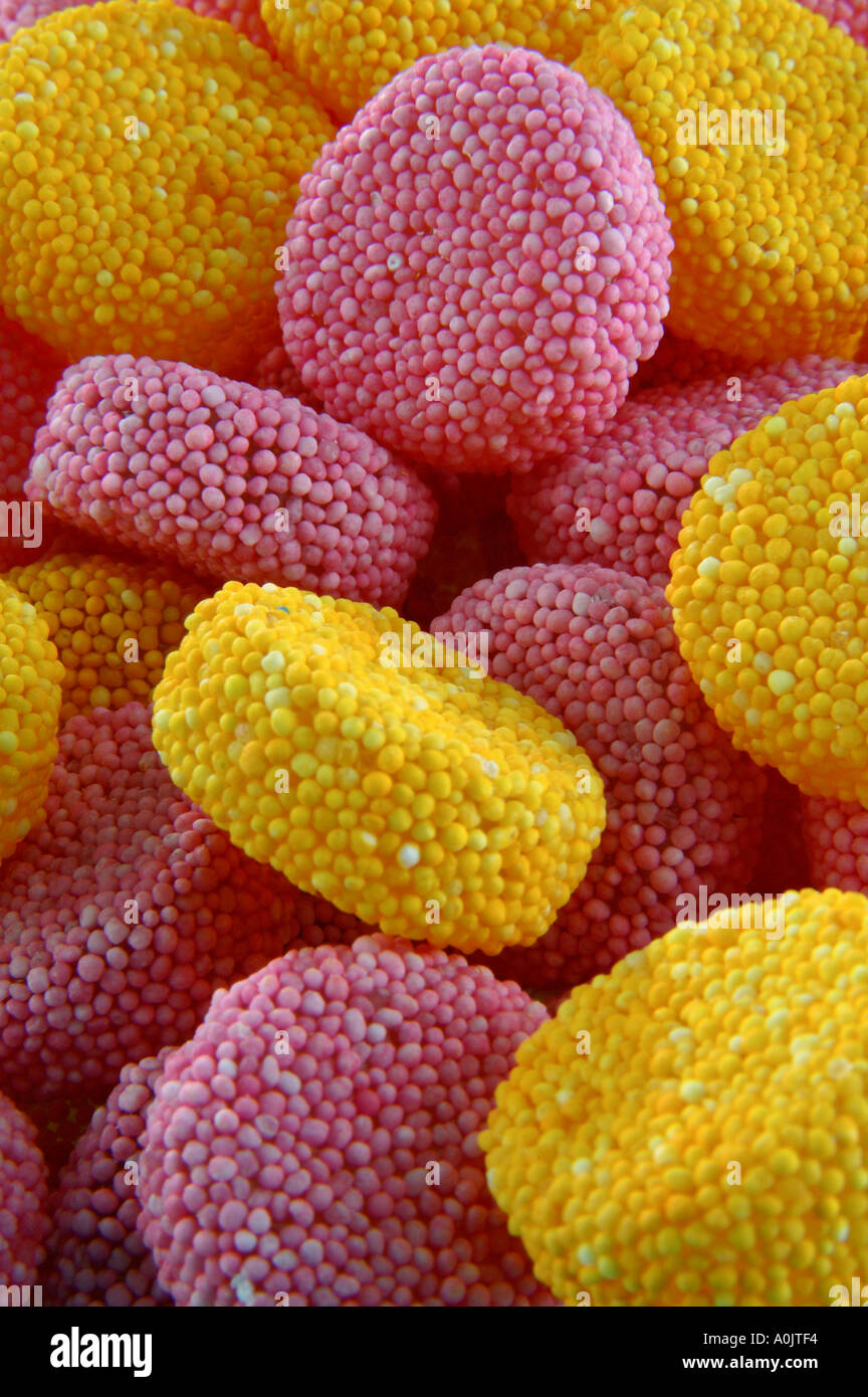 Rosa und orange gefärbte Lakritze, erfunden von Basset's. Auch bekannt als Jelly Button Sweets oder Barratt Jelly Spogs. Stockfoto