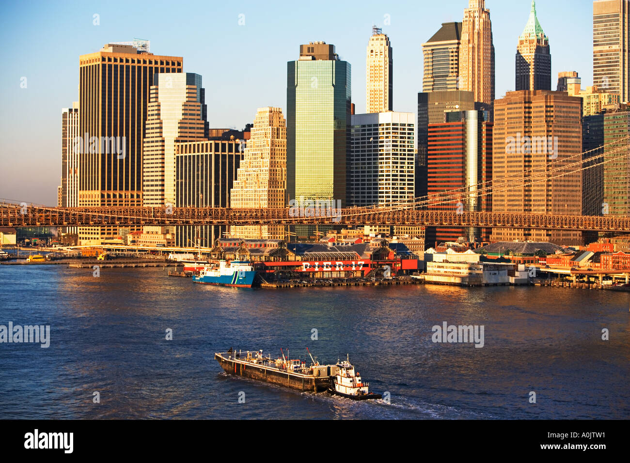 BROOKLYN BRIDGE, NEW YORK CITY, BARGE Stockfoto