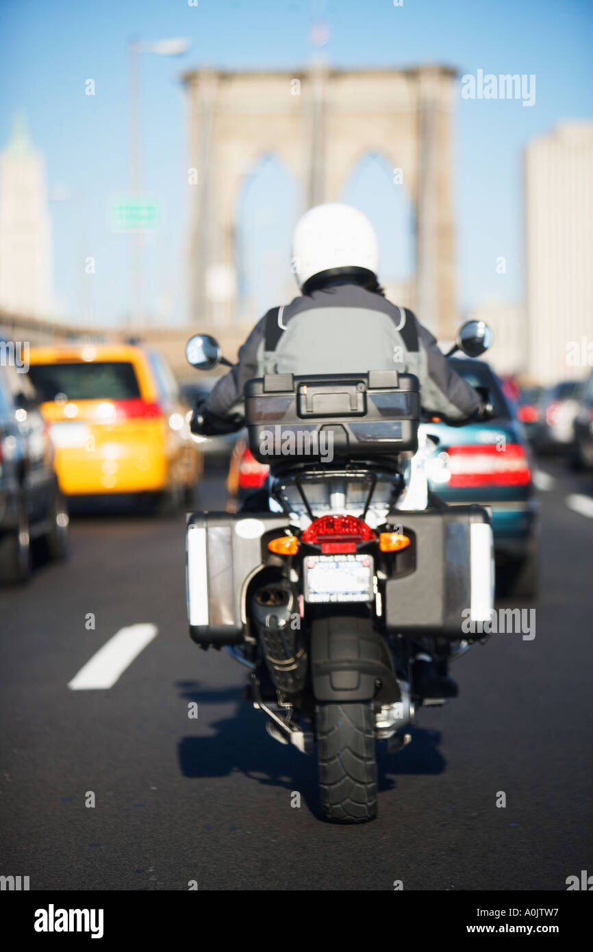MOTORRADFAHRER AUF DER BROOKLYN BRIDGE IN NEW YORK CITY Stockfoto