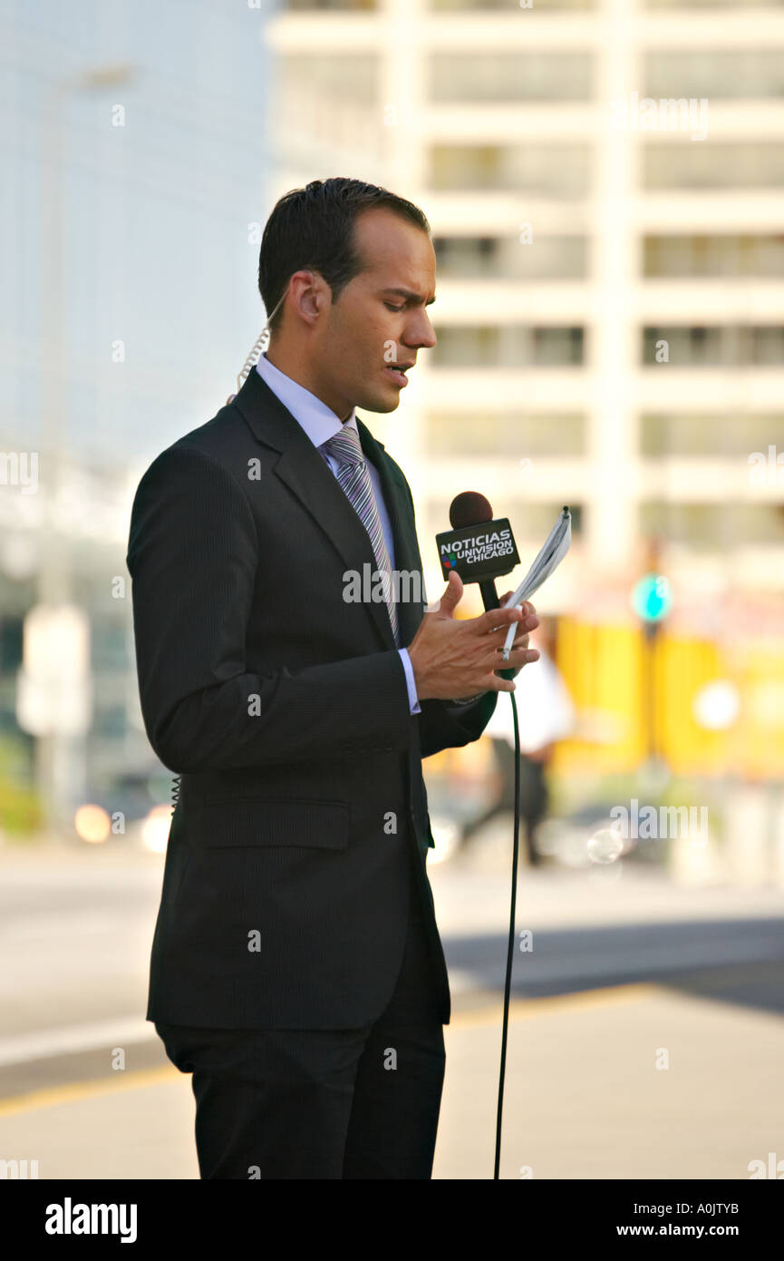 STREET SCENE Chicago Illinois Spanisch Sprache männlich News-Reporter mit Kameramann auf Randolph Street Evening news Stockfoto
