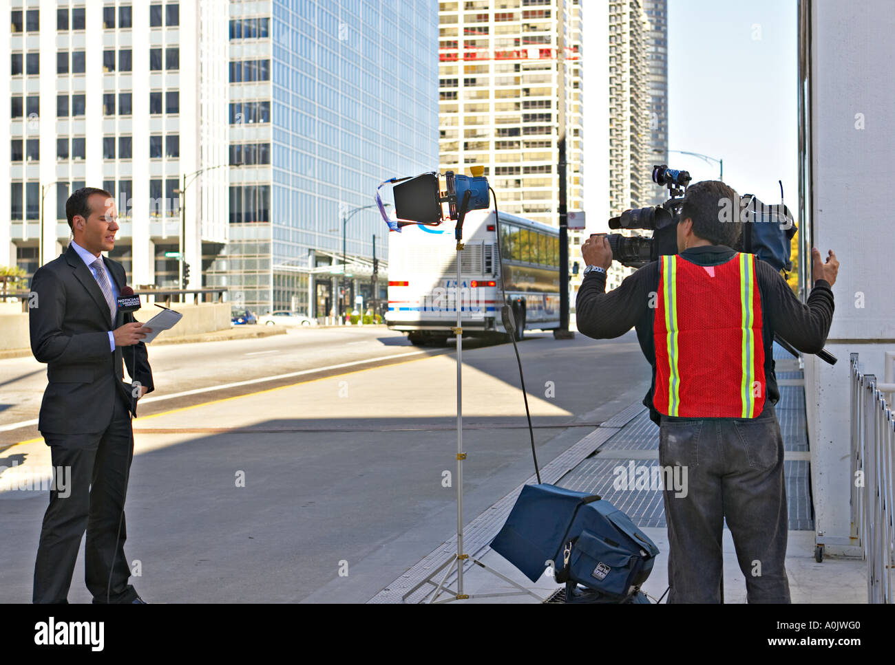 STREET SCENE Chicago Illinois Spanisch Sprache männlich News-Reporter mit Kameramann in Randolph Street Abendnachrichten ausgestrahlt Stockfoto