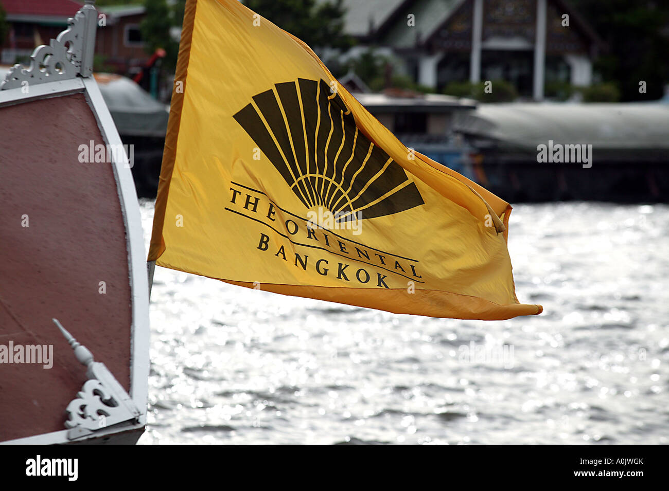 Eine Flagge auf einem Boot Werbung das Oriental Hotel in Bangkok Thailand Stockfoto