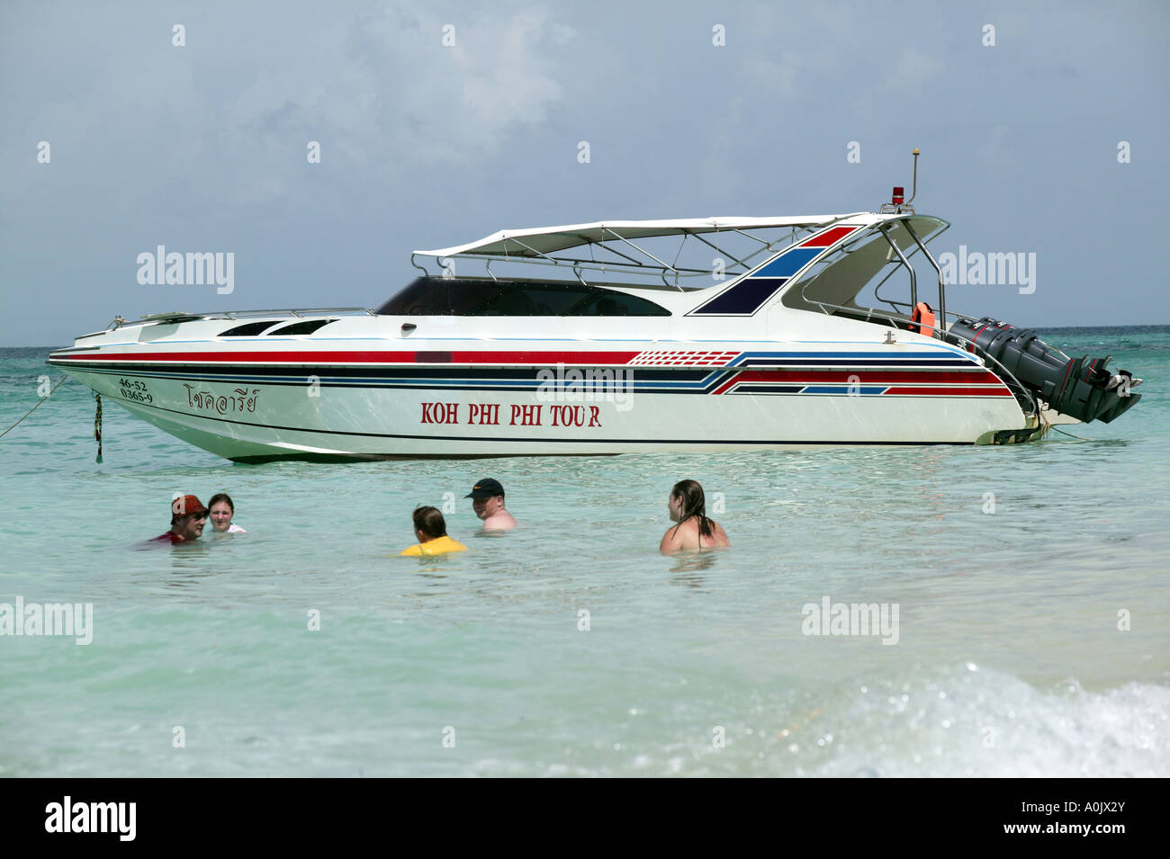 Ausflugsboote von Phuket und Ao Nang ermöglichen Touristen zu einer der anderen Inseln in der Nähe von Koh Phi Phi im südlichen Thailand Menschen schwimmen im kristallklaren Wasser 13 10 13 10 genießen Stockfoto