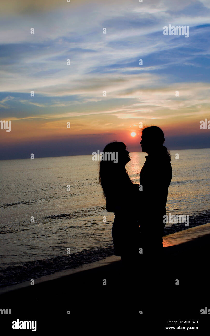 Romantisch zu zweit bei Sonnenuntergang Stockfoto