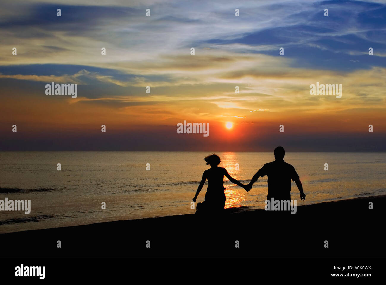 Romantisches Paar gehen Hand in Hand bei Sonnenuntergang Stockfoto