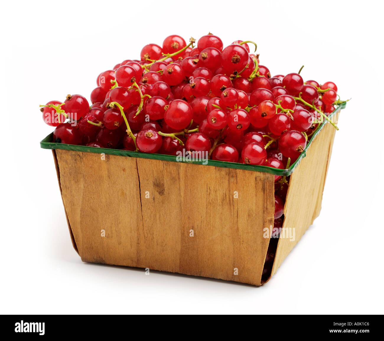 Hölzerne Korb mit roten Johannisbeeren Stockfoto