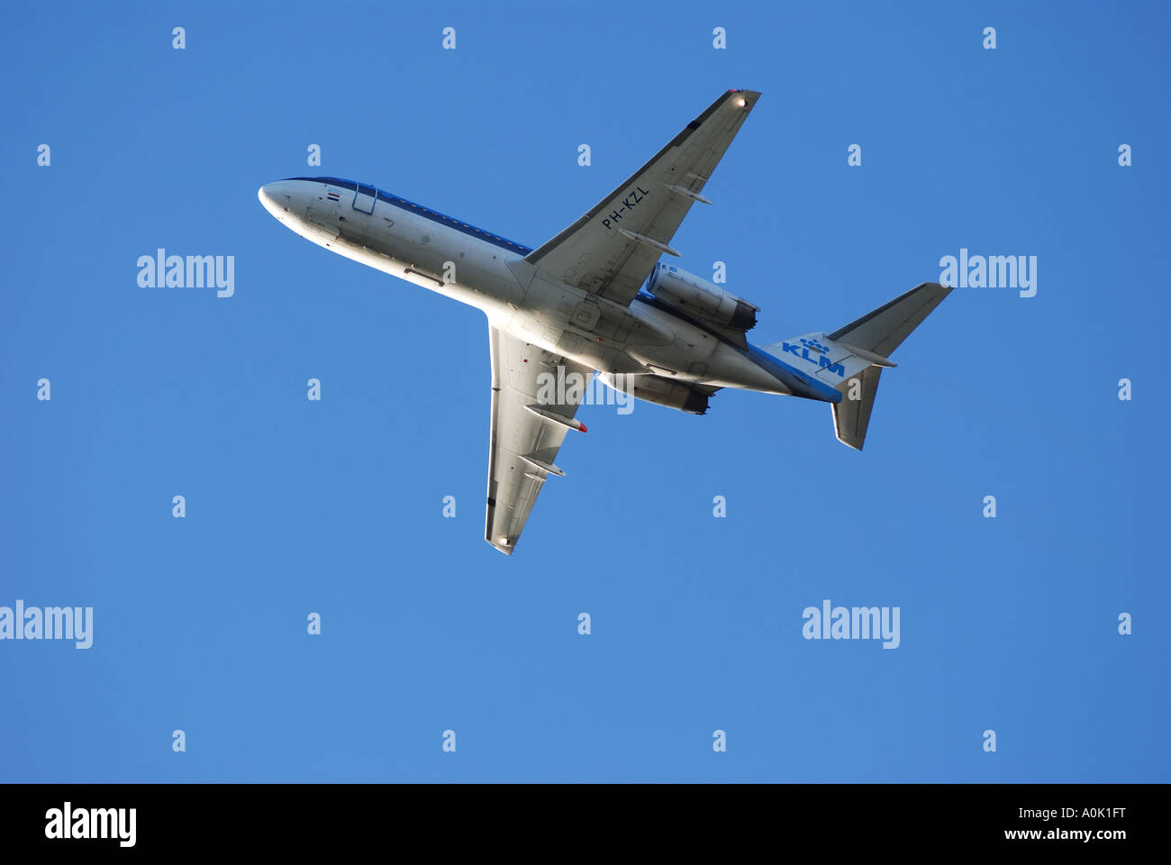 KLM Fokker 70 Flugzeuge abheben am Flughafen Birmingham, West Midlands, England, UK Stockfoto