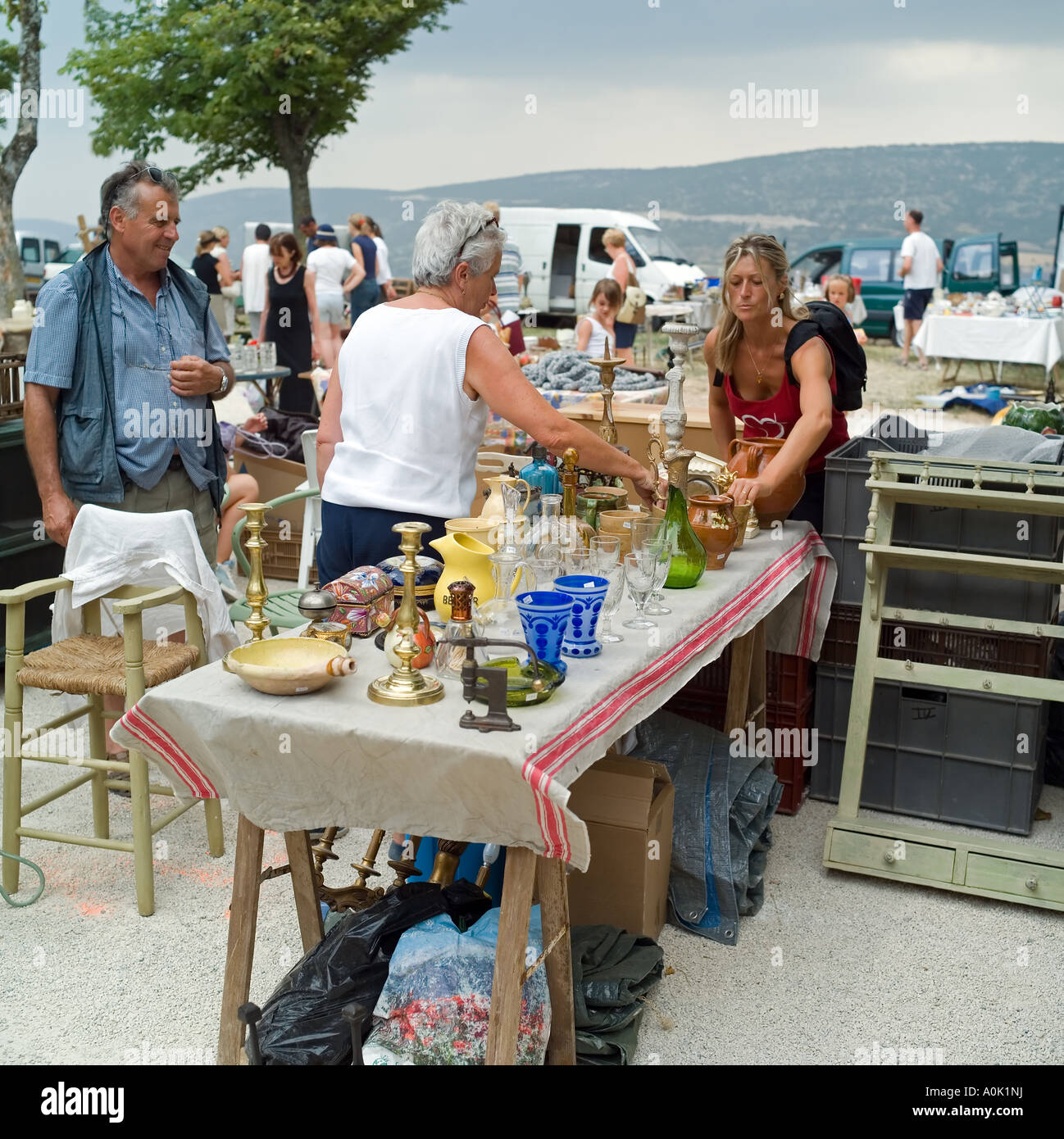 Jährliche Flohmarkt, Stände, Leute einkaufen, Sault, Vaucluse, Provence, Frankreich Europa Stockfoto