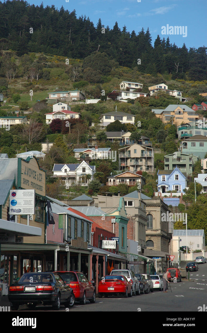 Das Stadtzentrum und die Häuser am Hang in Lyttleton, in der Nähe von Christchurch, Neuseeland. Stockfoto