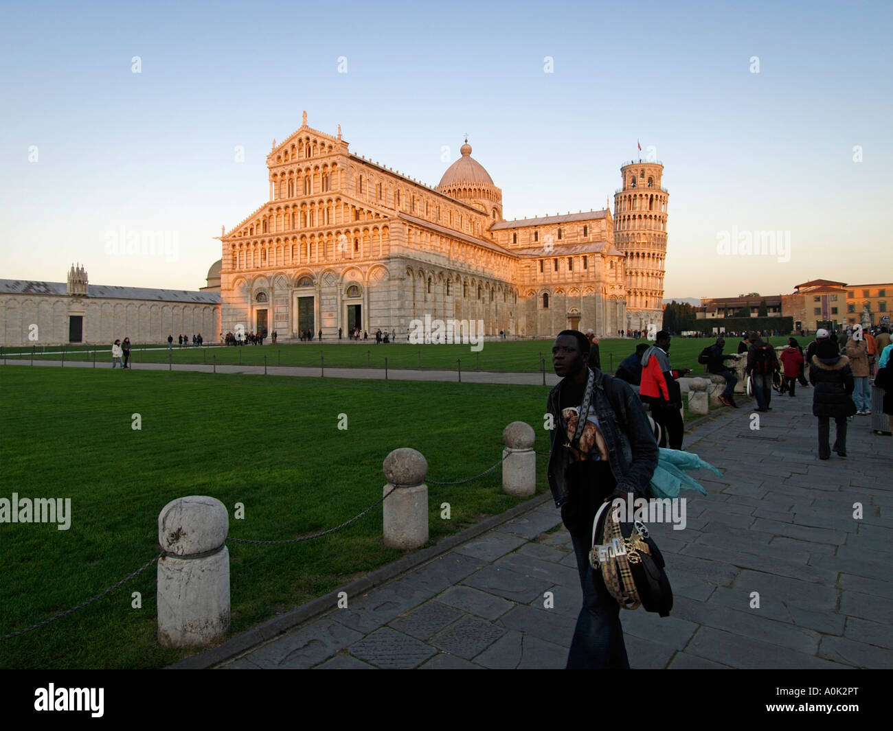 Afrikanischer Einwanderer verkaufen gefälschte Designerware Uhren Gürtel an Italien s Nummer eins touristischen Ort der schiefe Turm von Pisa Stockfoto