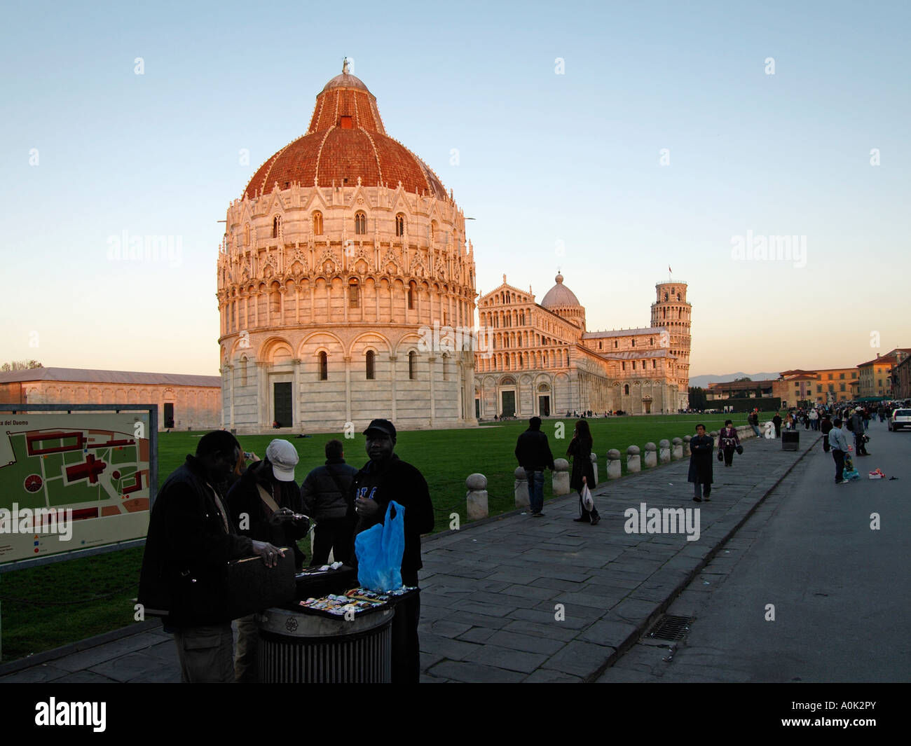 Afrikanische Einwanderer verkaufen gefälschte Designerware Uhren an Italien s Nummer eins touristischen Ort der schiefe Turm von Pisa Stockfoto