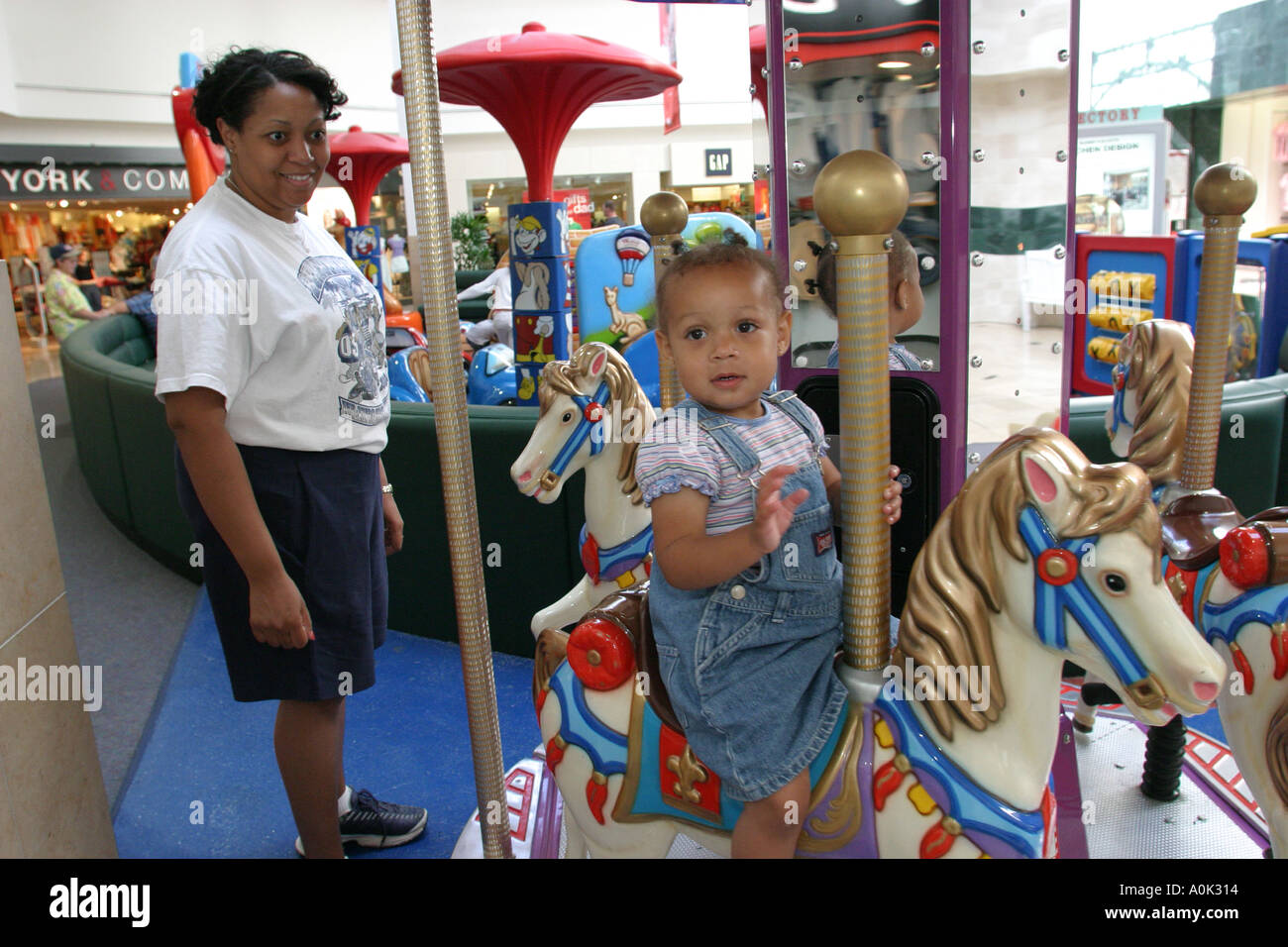 Toledo Ohio, Westfield Shoppingtown, Einkaufspassage, Einzelhandel, Schwarze Schwarze Afrikaner, ethnische Minderheit, Familien, Eltern, Kinder, Motte Stockfoto