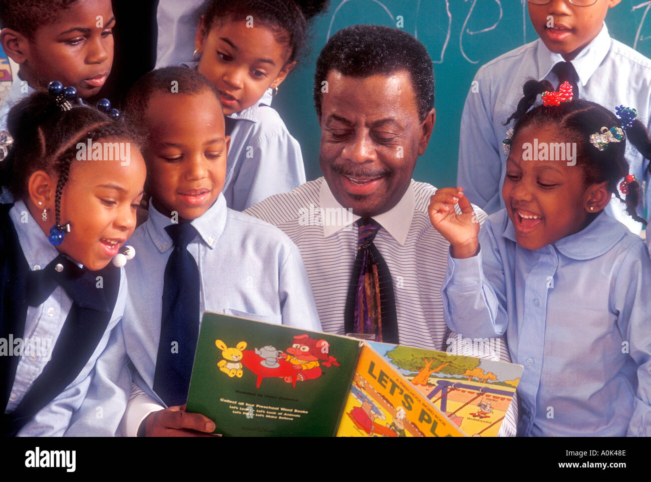 Rev Eddie Edwards liest für Kinder an seiner Schule Freude Jesu Stockfoto