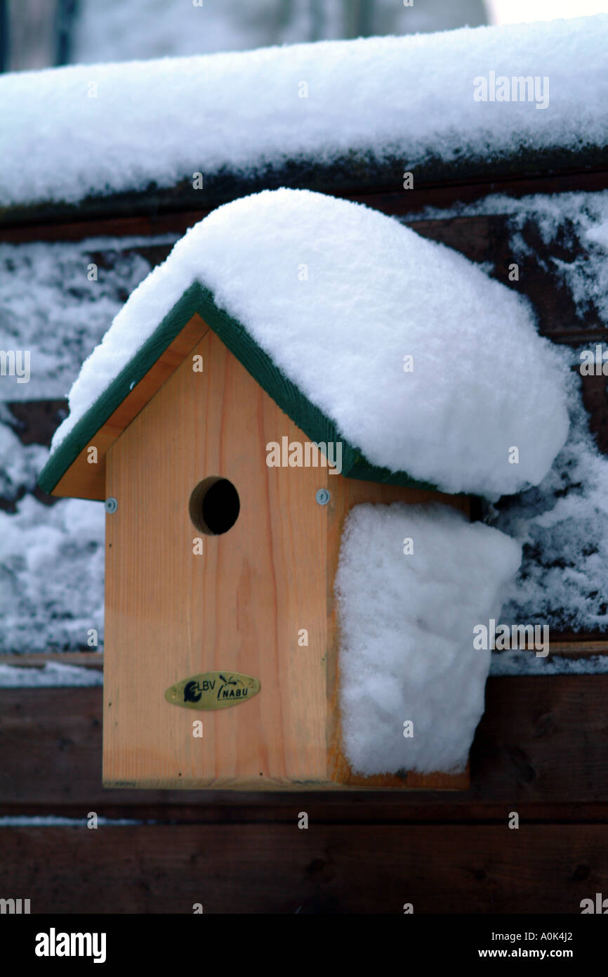 Schnee bedeckte Vogelhaus Stockfoto