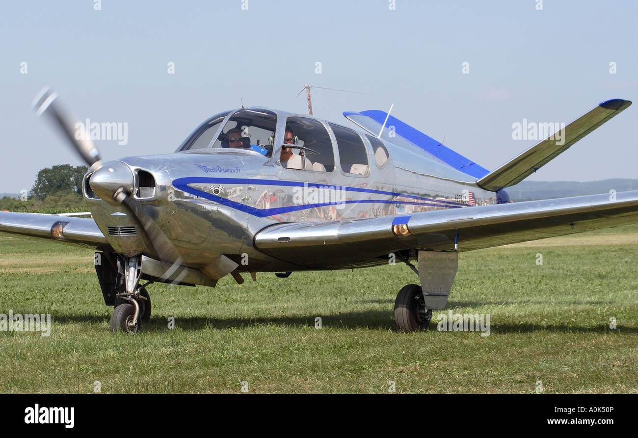 Eine V tailed Beech Bonanza 35 taxying an der Flightline in Tannkosh Fly-in, Deutschland Stockfoto