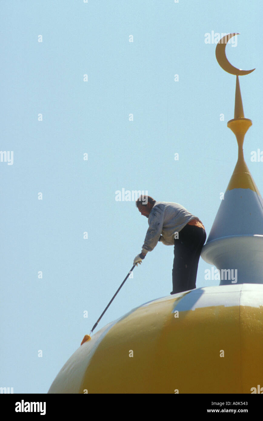 Man malt Kuppel der Moschee in Dearborn, Michigan Stockfoto