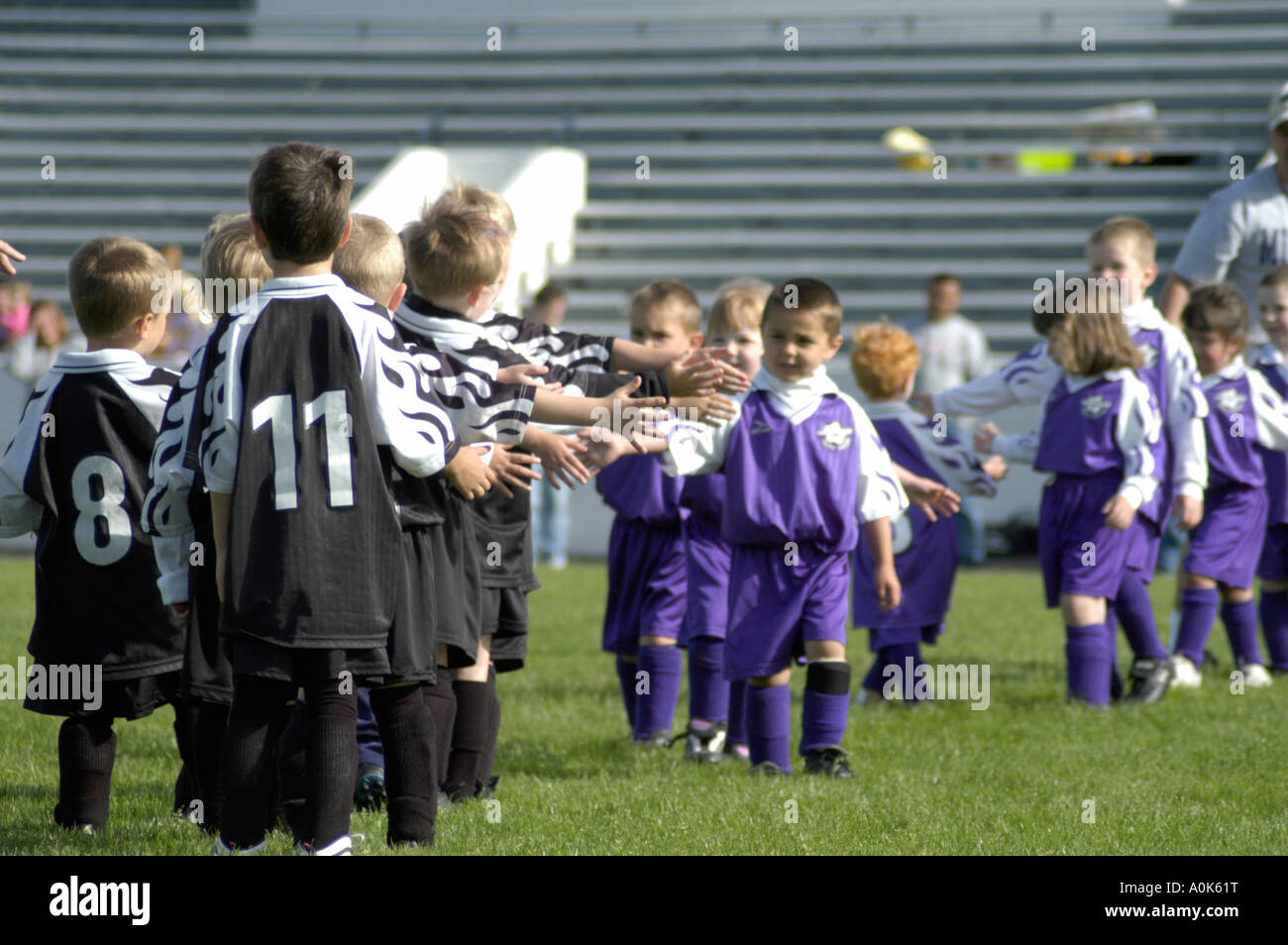 P31 260 5 Jahre alten Fußball Spieler Herzlichen Glückwunsch nach gutem Spiel 2 Stockfoto