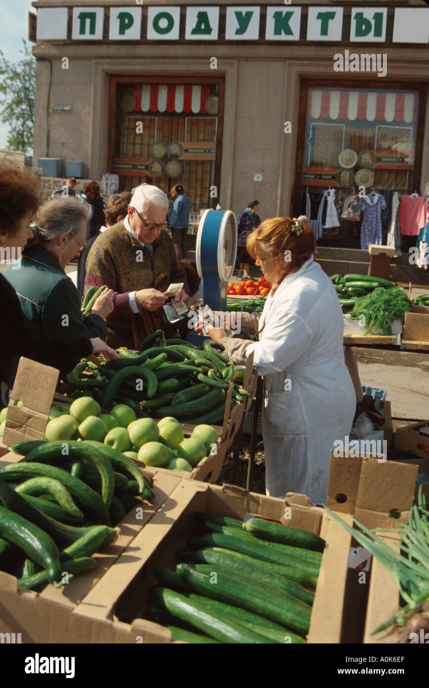 St. Saint Peterburg Russland, Osteuropa europäisch, Russische Föderation, produzieren, Obst, Gemüse, Gemüse, Lebensmittel, Verkäufer, Stände Stand Markt Stockfoto