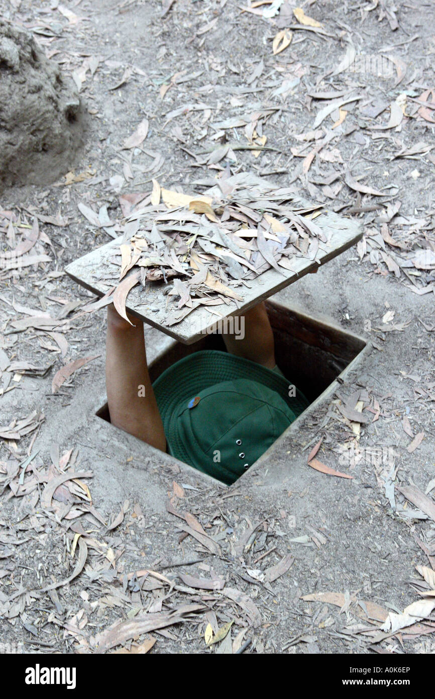 Ein Begleiter zu den Cu Chi Tunnel, die demonstrieren, wie Viet Cong