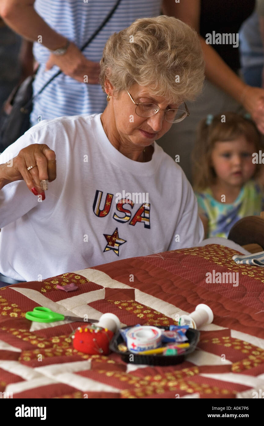 Frau an Lanesville Heritage Festival Lanesville Indiana Quilten Stockfoto