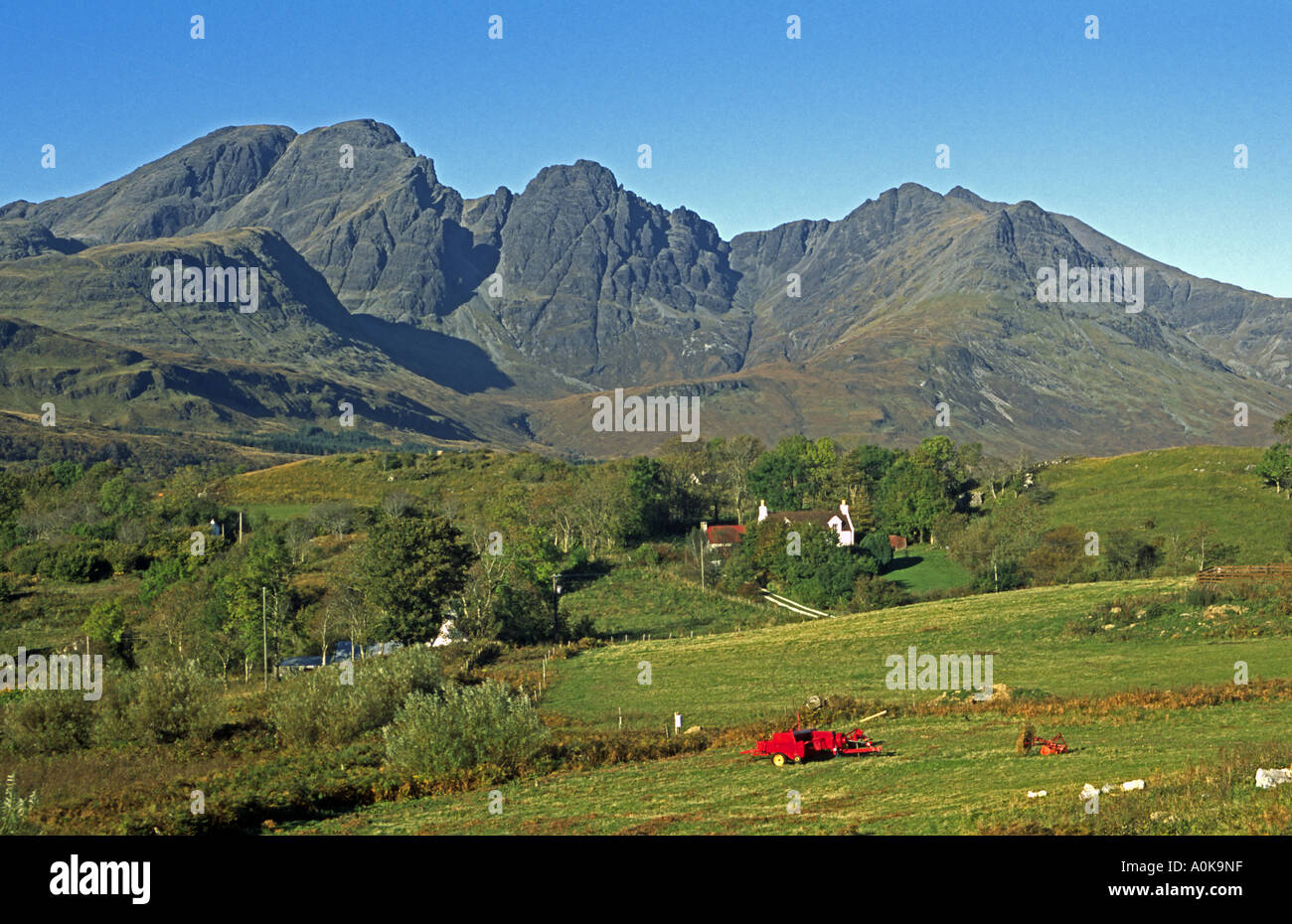 Die klassische Ansicht des berühmten schottischen Berg Bla Bheinn auf Skye Torrin entnommen, an einem schönen Herbstmorgen Stockfoto