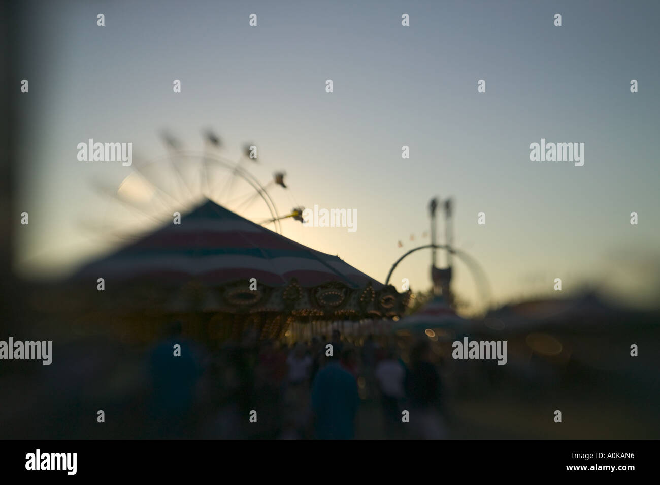 Sonnenuntergang und Dunkelheit fällt über die Western Idaho Fair in Boise, Idaho Stockfoto