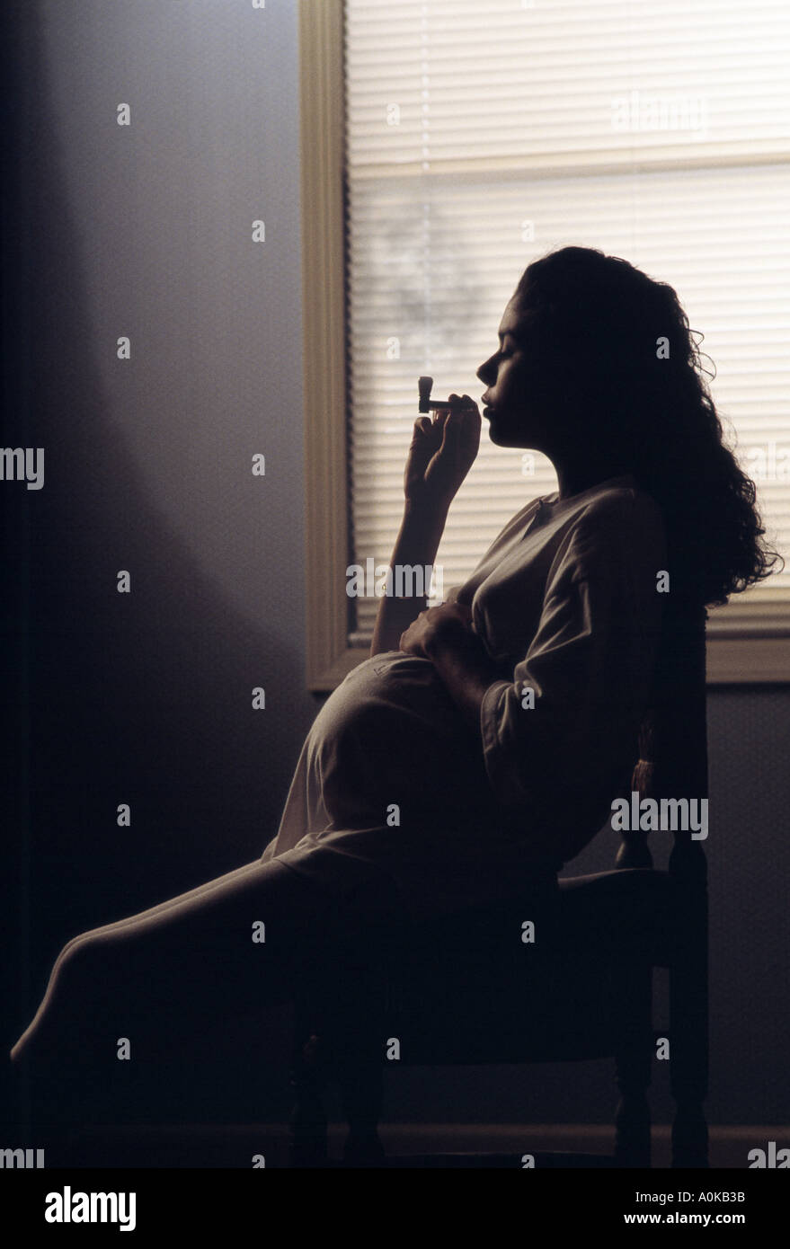 Silhouette von schwangeren Latino Frau mit Drogen Stockfoto