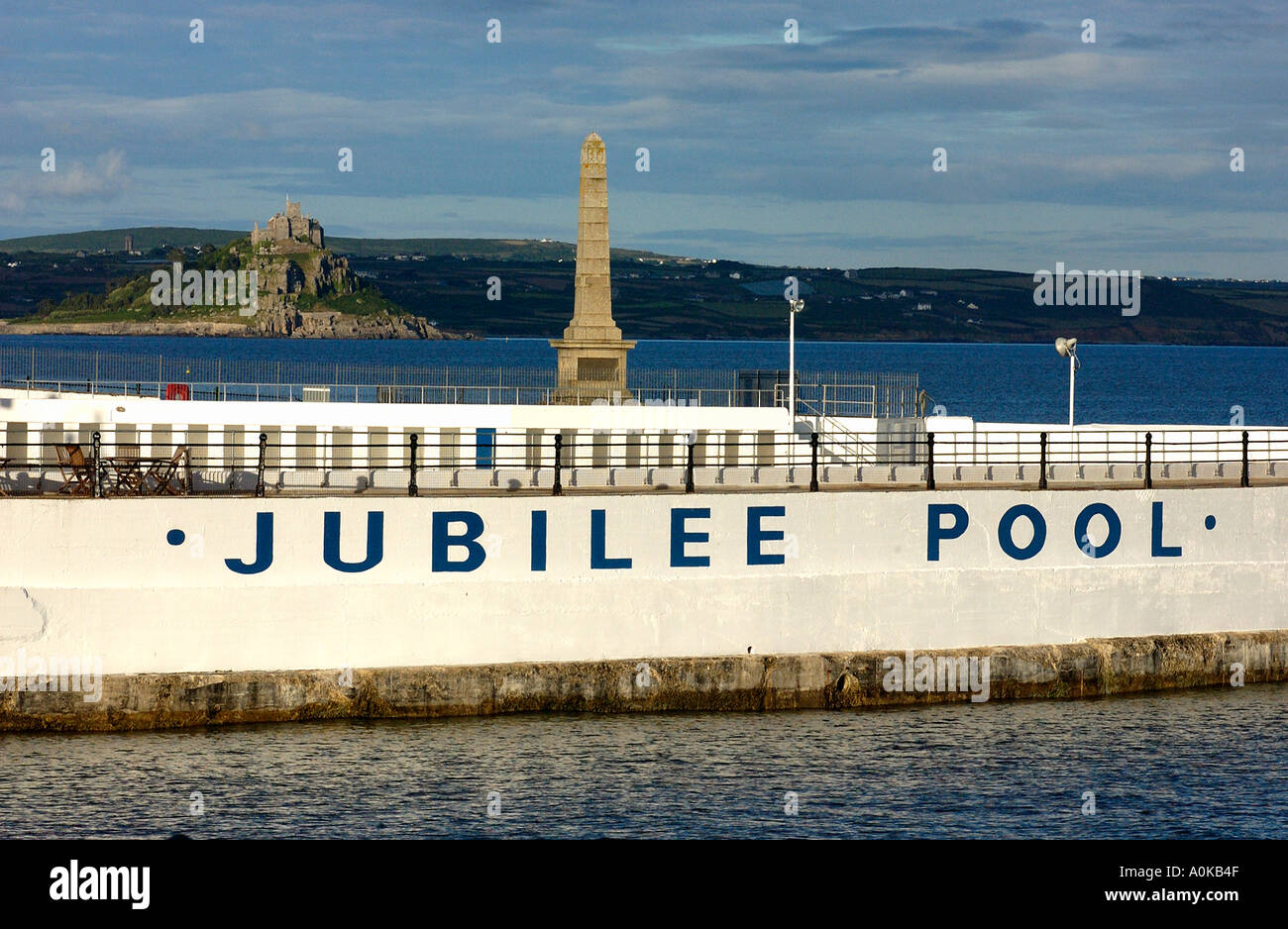Der Jubilee Pool Lido mit St. Michael s Mount jenseits in Penzance, Cornwall England Großbritannien 2004 Stockfoto