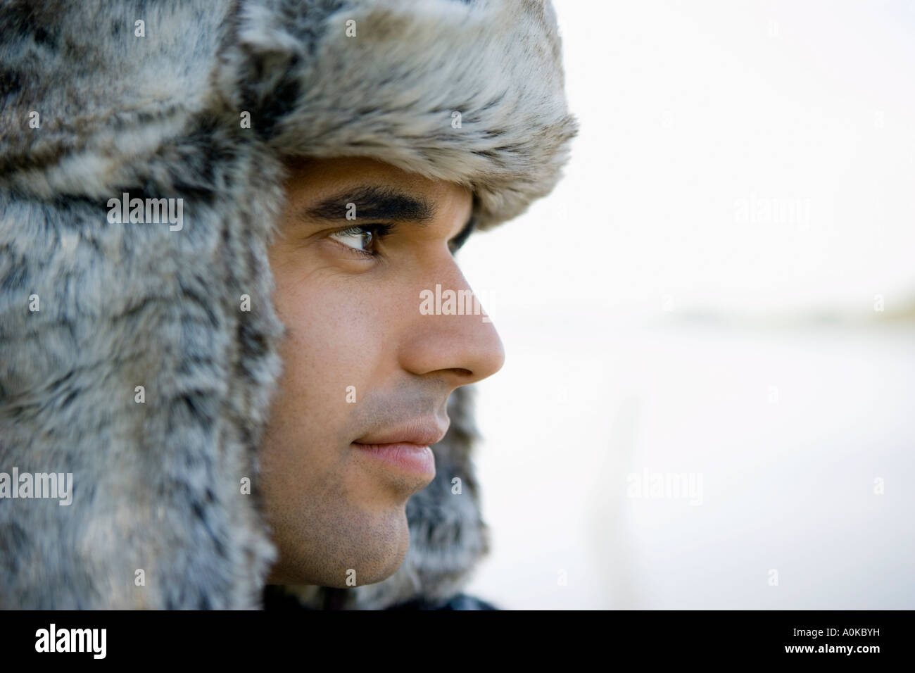 melancholisch aussehender Mann mit Pelzmütze im Profil Stockfoto