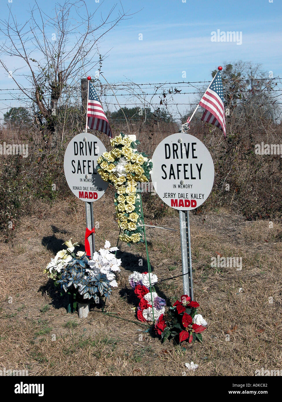 Straße Markierungen Ort von MADD am Standort wo Teens im Auto Auto Auto-Unfall starb Stockfoto