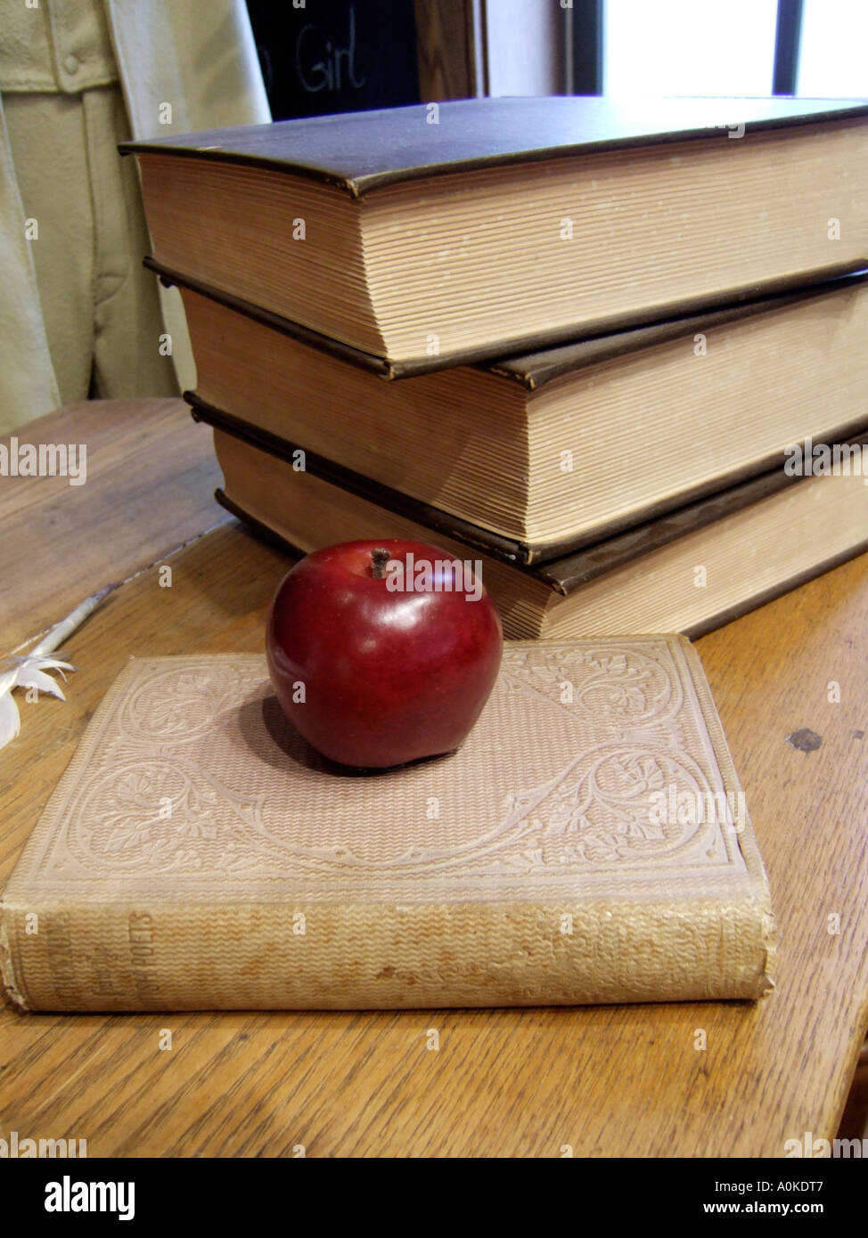 Apfel auf ein Buch auf der Schulbank Lehrer s Stockfoto