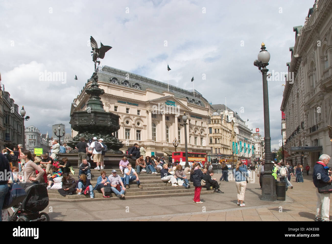 Piccadilly Circus und Eros mit Touristen London GB UK Stockfoto