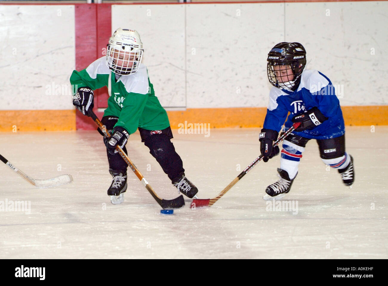 5 Jahre alten Jungen und Mädchen sind die Grundlagen der Eishockey zu spielen lernen. Stockfoto