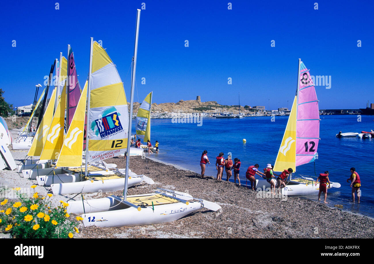 Katamaran und Segeln Schule am Strand, l ' Ile Rousse, Balagne, Korsika, Frankreich Stockfoto