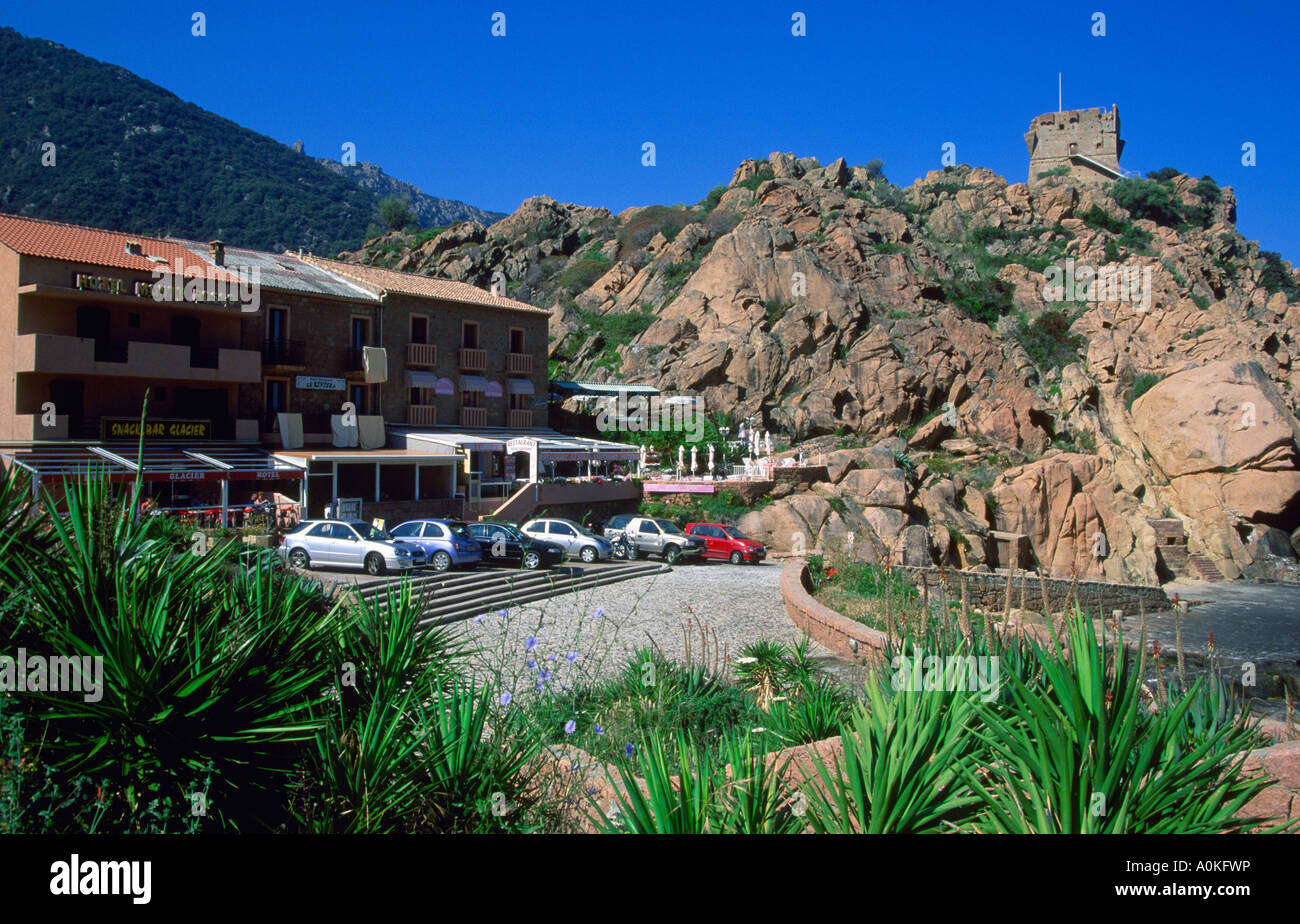 Restaurants und Hotels am Hafen. Porto, Filosorma, Korsika, Frankreich Stockfoto