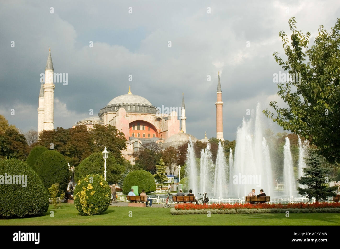 Aya Sofya, Himmel mit Wolken, Springbrunnen im Park, bedrohlich betrachtet aus, in der Nähe der blauen Moschee, Istanbul, Türkei. DSC 7024 Stockfoto