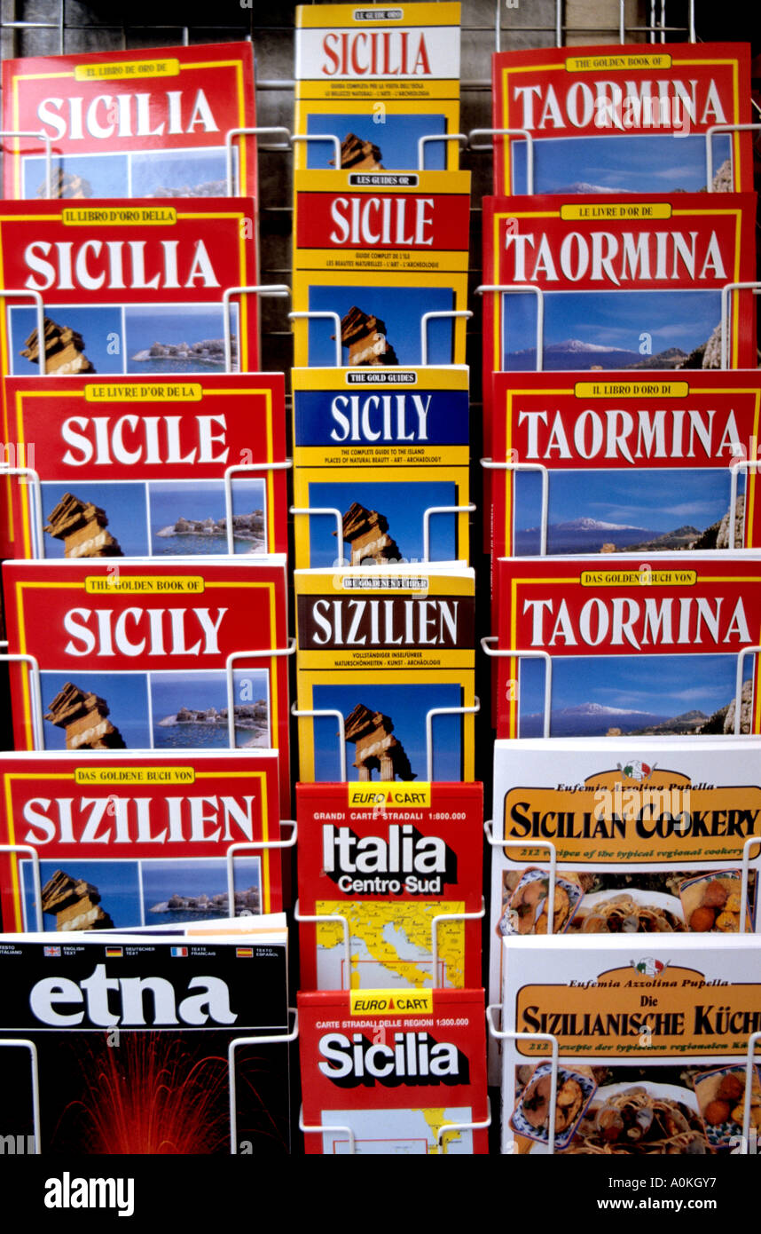 Reiseführer für Verkauf in einem Buchladen in Sizilien Italien Stockfoto