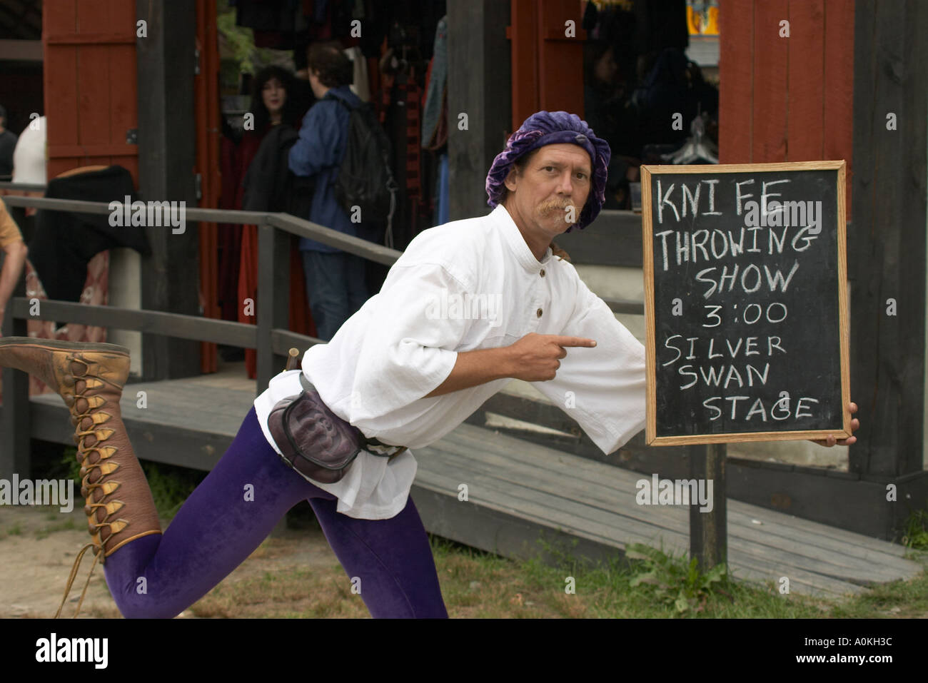 Man fördert seine Show in Renaissance Faire in Tuxedo Park NY USA Stockfoto