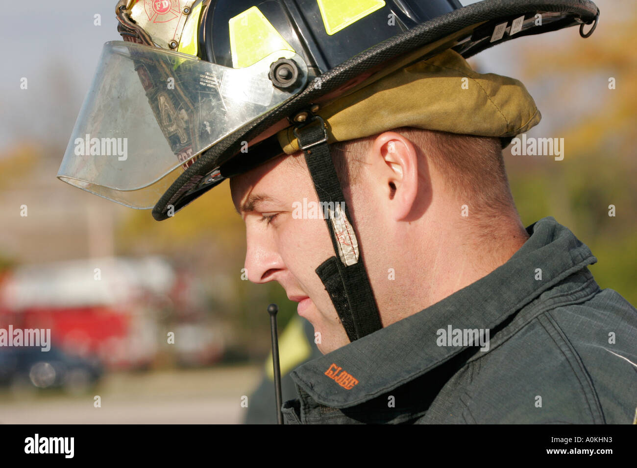 Ein Feuerwehrmann ist Kommunikation auf ein Radio hören Stockfoto