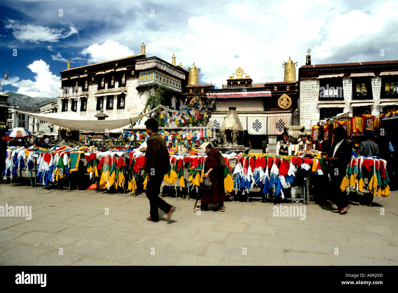 Pilger wandern vorbei an dem Barkhor täglichen Markt rund um den Heiligen Jokhang buddhistische Tempel in Lhasa, Tibet Stockfoto