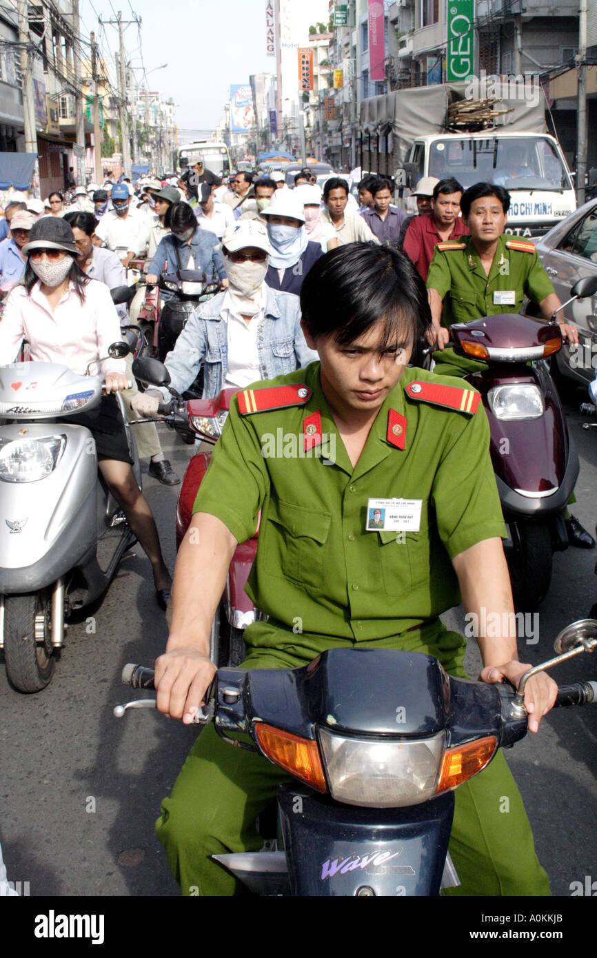 Soldat auf einem Motorrad wartet an einer roten Ampel, Vietnam Saigon (HCMC) Stockfoto