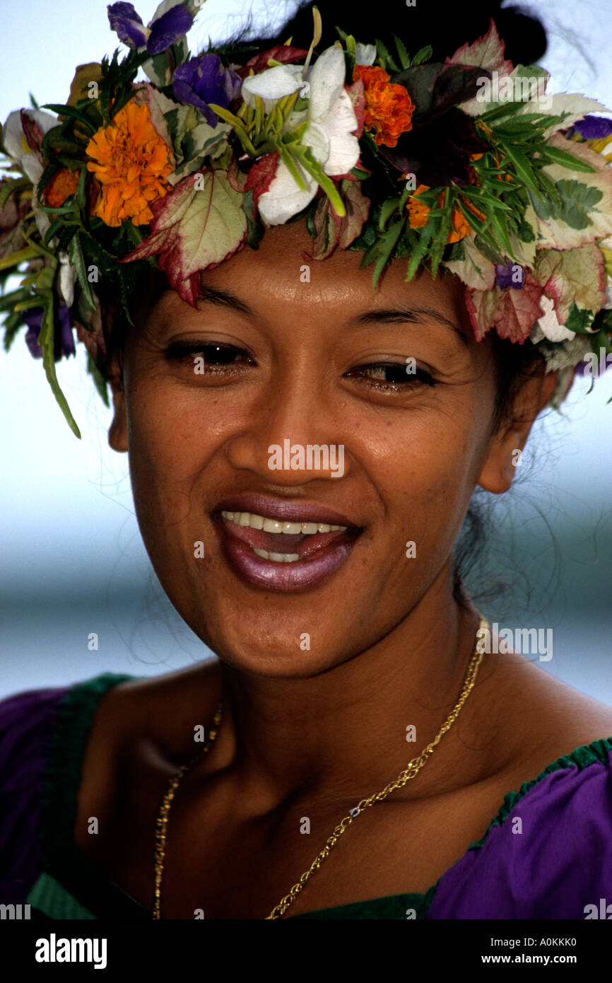 Tahitianische Frau, gekrönt mit Kranz aus frischen Blumen, singt polynesische Lieder in den Gesellschaftsinseln, Süd-Pazifik. Stockfoto