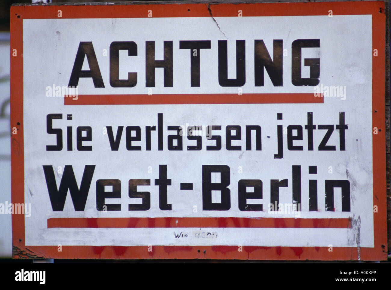 Warnzeichen vor der Berliner Mauer vor Brandenberg Tor in der Bundesrepublik Deutschland 1985 Stockfoto