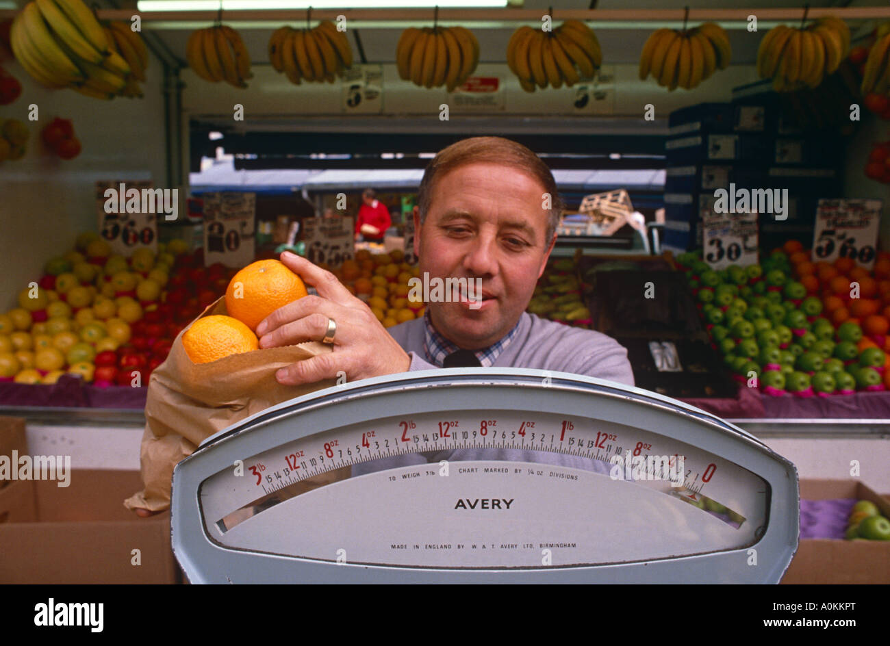 Gemüsehändler verkaufen Obst und Gemüse auf seinem Stall-Shop in Kingston upon Thames, England Stockfoto