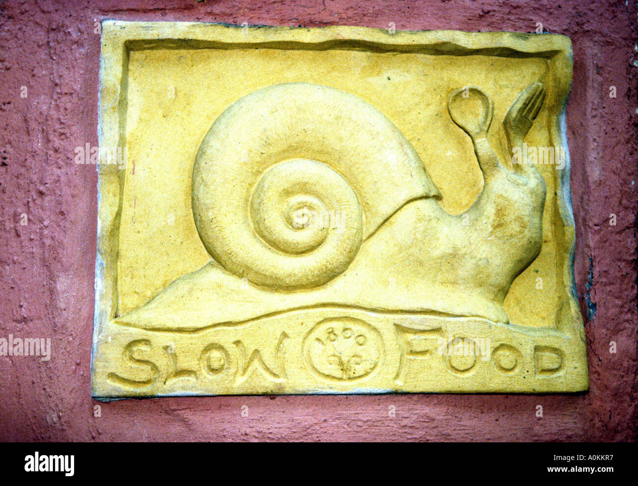 Slow-Food auf eine Gips-Plakette auf der griechischen Insel Santorini Stockfoto