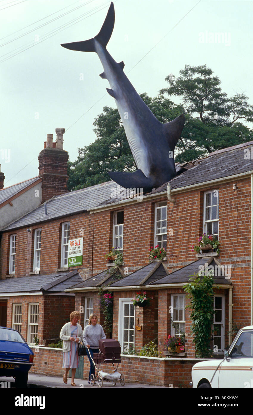 Ein Hai-Skulptur auf dem Dach eines Hauses in neuen High Street, Headington, Oxford, Oxfordshire UK Stockfoto